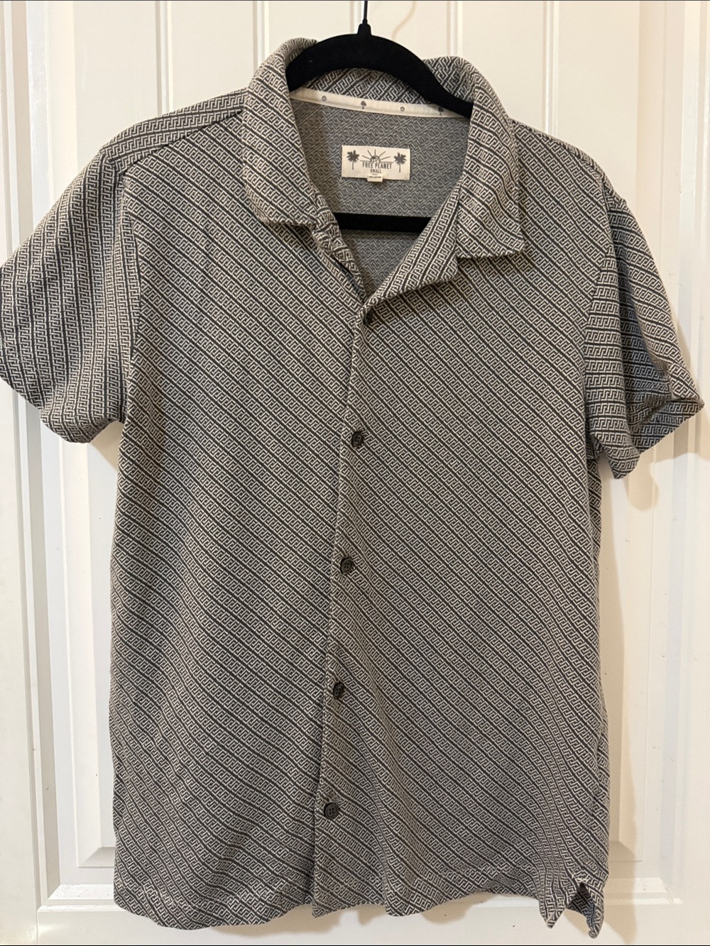 Free Planet Men's Gray Patterned Short-Sleeve Button-Down Shirt